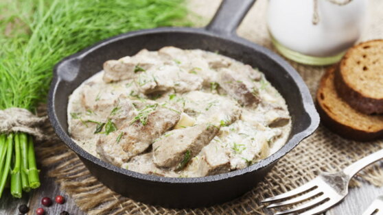 30 минут на кухне: куриная печень в сметанном соусе на сковороде