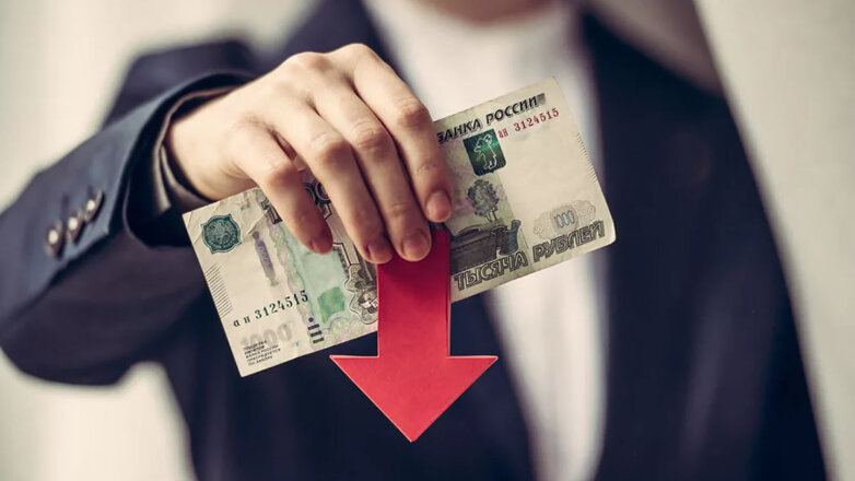Доллар дороже 104 рублей: рубль перешел к падению после скачка
