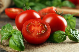 Сочные и ароматные: магазинные помидоры станут вкуснее после одной хитрости