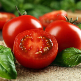 Сочные и ароматные: магазинные помидоры станут вкуснее после одной хитрости