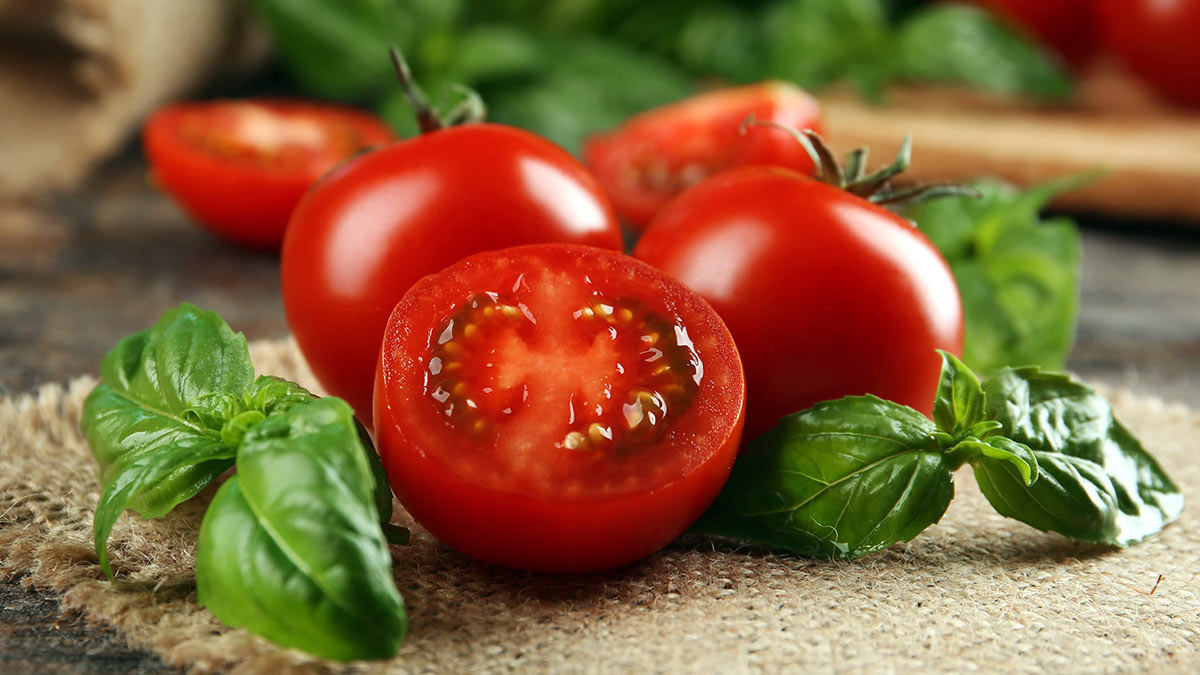 Сочные и ароматные: магазинные помидоры станут вкуснее после одной хитрости