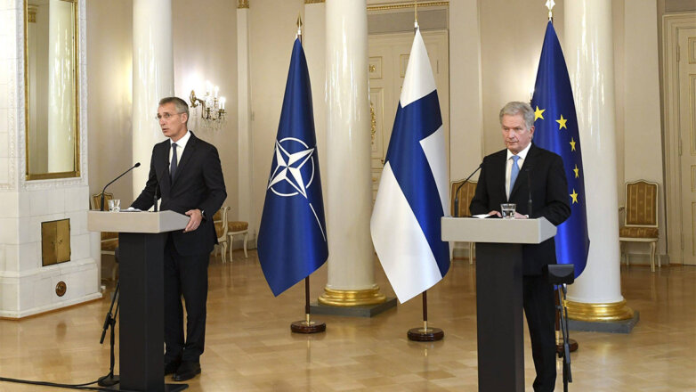 Встреча президента Финляндии Саули Ниинистё (справа) с генсеком НАТО Йенс Столтенбергом (слева)