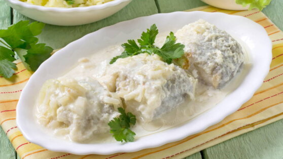 30 минут на кухне: тушеный минтай под сметанным соусом