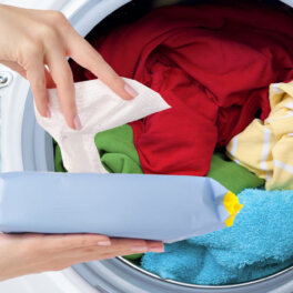 Зачем кладут влажные салфетки в стиральную машину: простой лайфхак