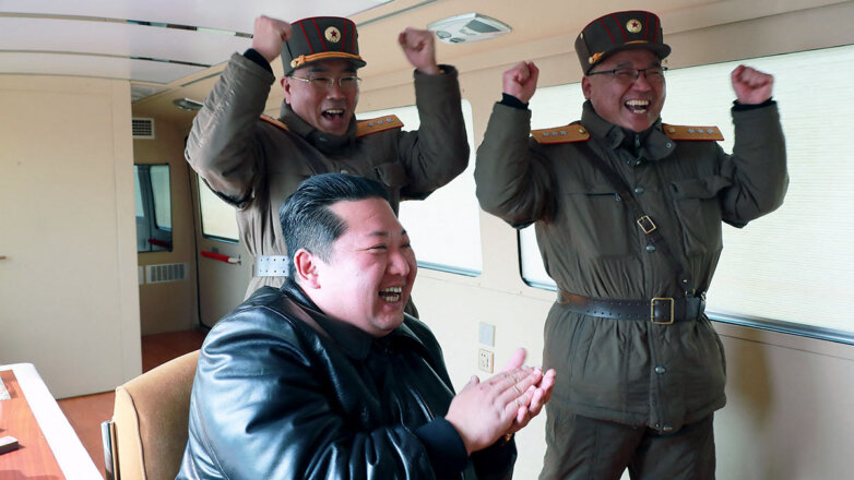 Ким Чен Ын во время испытательного пуска межконтинентальной баллистической ракеты