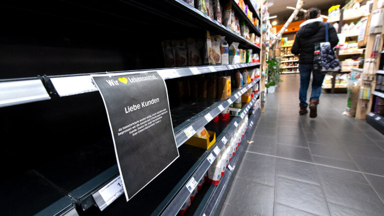 Опустевшие продуктовые полки в магазине в Германии