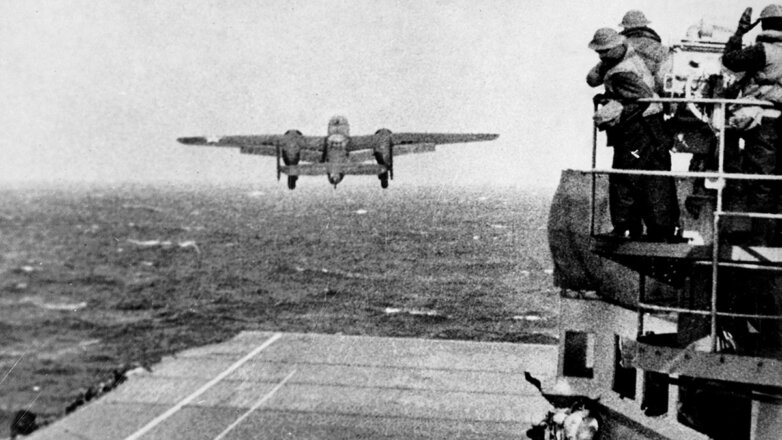 Самолет B-25 "Митчелл" взлетает с палубы авианосца «Хорнет»