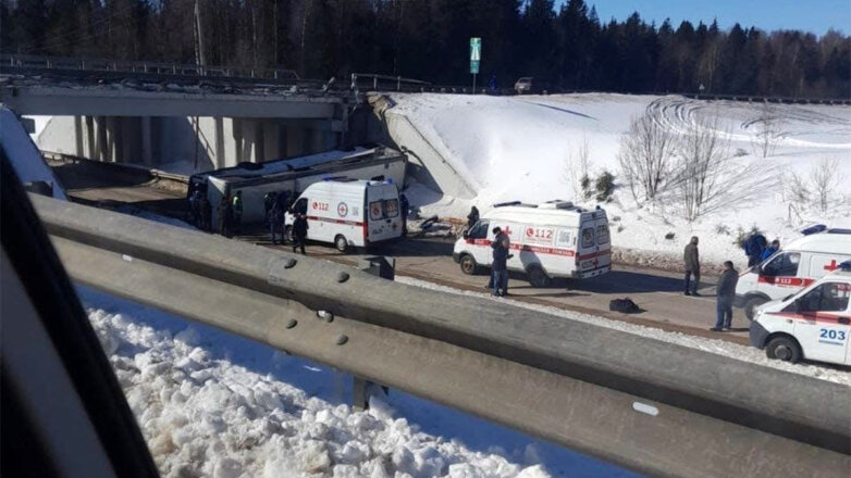 В Подмосковье автобус упал с эстакады на трассе М-9