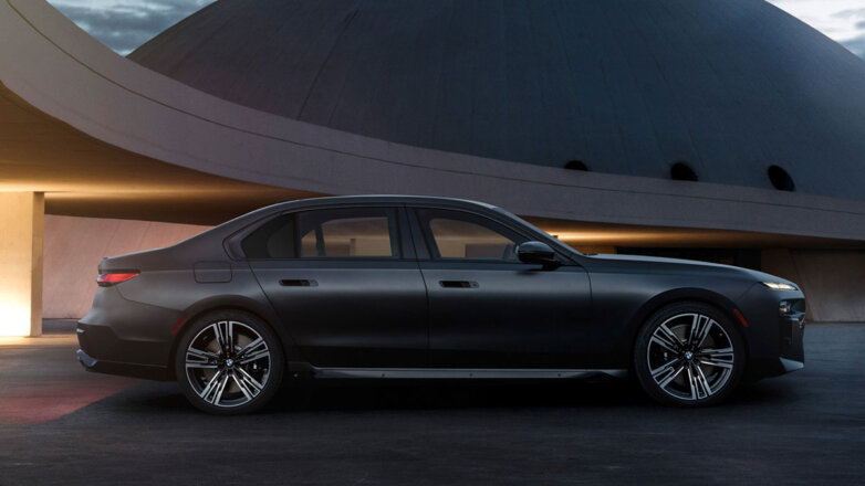 Новая BMW 7-й серии получила "двухэтажные" фары и электрическую версию