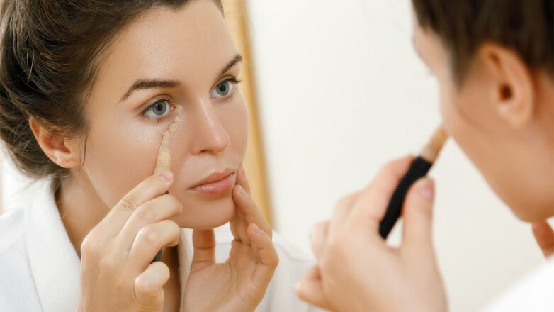 Антивозрастной макияж: бьюти-прием с консилером, который сделает вас визуально моложе