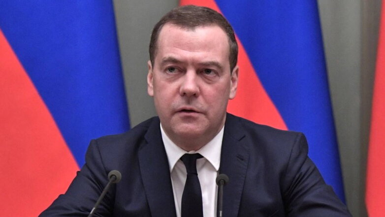 Медведев: для объединенной группировки войск за год привлекли 500 тысяч человек