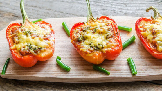 Вкусный и сытный завтрак: яйца с сыром и ветчиной в перце