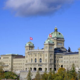 Власти Швейцарии не исключили проведение референдума о строгом нейтралитете 