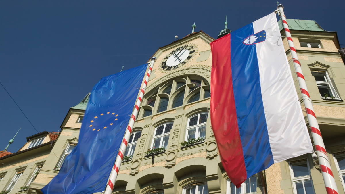 Флаги Евросоюза и Словении