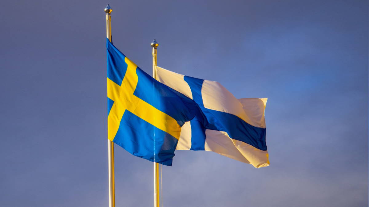 Флаги Швеции и Финляндии