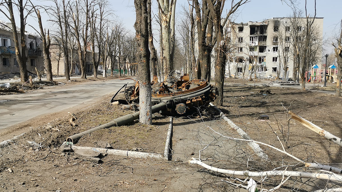 Сгоревшая башня танка на улице Волновахи