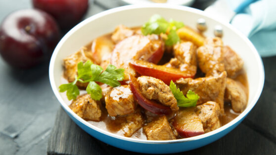 30 минут на кухне: индейка с луком и яблоками