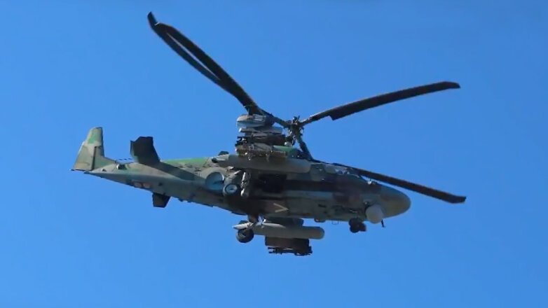 Минобороны РФ показало, как экипажи вертолетов Ка-52 уничтожают боевую технику ВСУ
