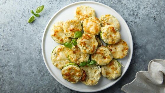 Антикризисная кухня: кабачки с чесноком в духовке