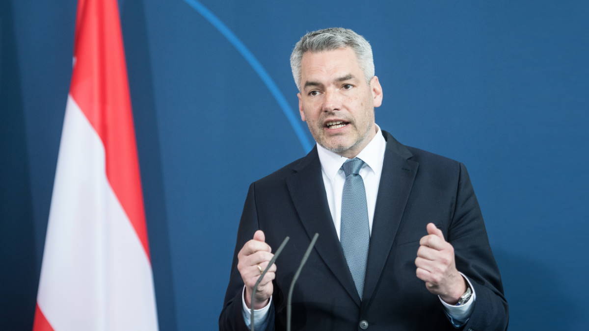 Канцлер Австрии заявил о необходимости оцепить внешние границы ЕС ограждением