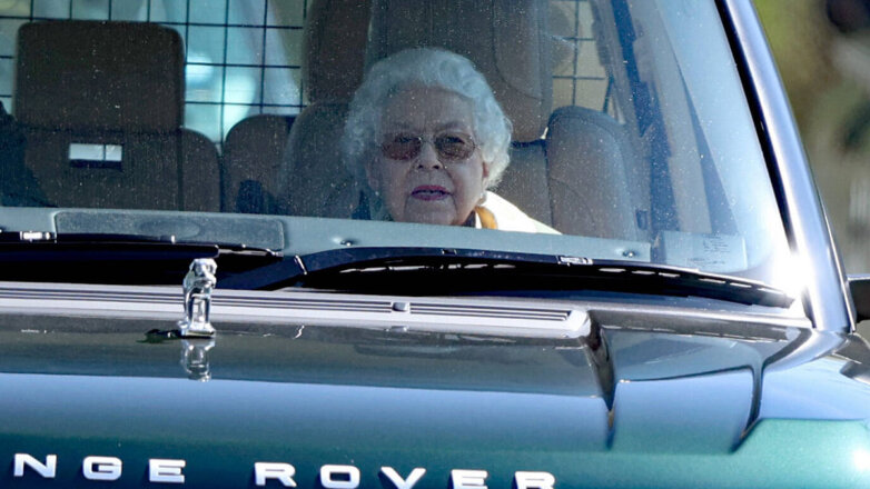 Королева Елизавета II едва не попала в автомобильную аварию
