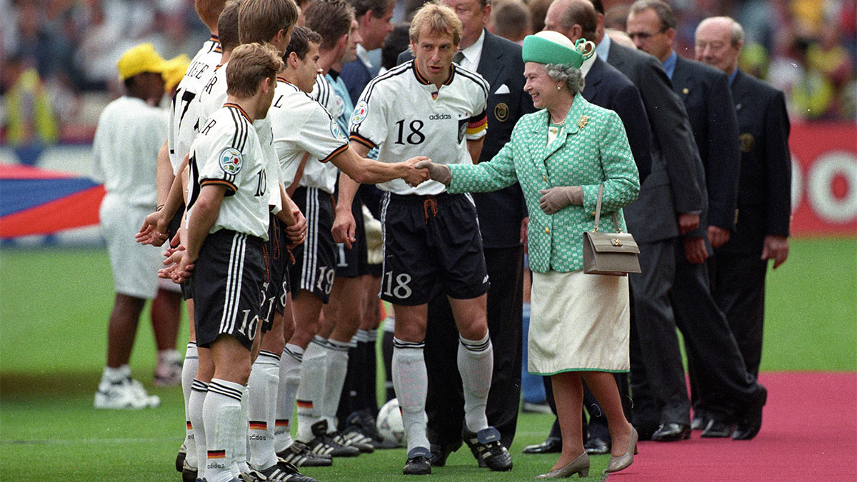 Королева Елизавета II поздравляет игроков сборной Германии по футболу с победой на Чемпионате Европы, который проходил в Англии, 1996 год