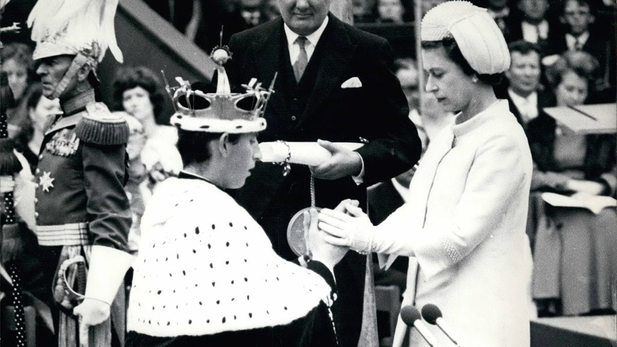 Королева Елизавета II пожимает руки принцу Чарльзу во время церемонии назначения его принцем Уэльским, 1969 год