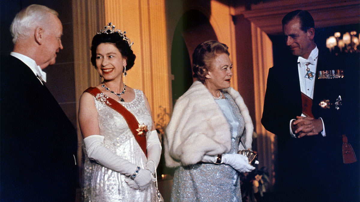 Королева Елизавета II (вторая слева) во время визита в Германию, 1965 год