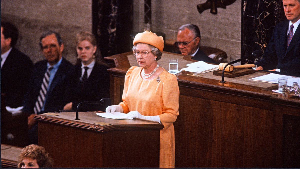 Королева Елизавета II выступает на заседании Конгресса в Палате представителей США в Капитолии, 1991 год