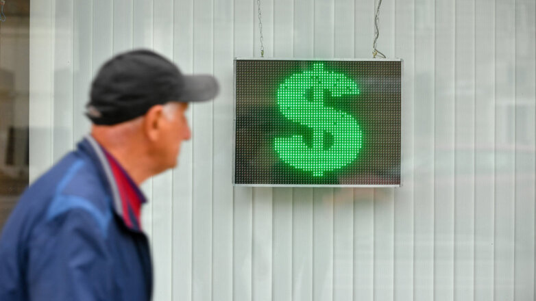 Эксперт Миронюк посоветовал россиянам скупать безналичную валюту