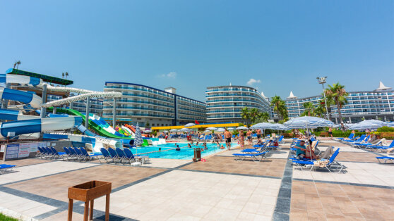 Туроператоры опровергли, что россиян требуют выселить из отелей в Турции