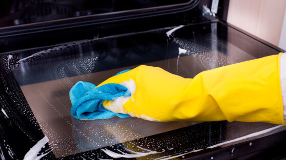 Как отмыть стекло духовки от жира и нагара: 4 простых средства