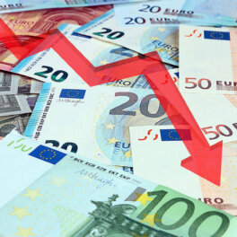 Евро впервые с 12 марта опустился ниже 99 рублей
