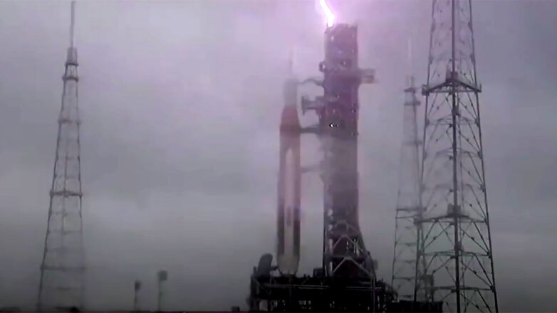 Во время испытаний лунной ракеты Artemis I в стартовую площадку ударила молния