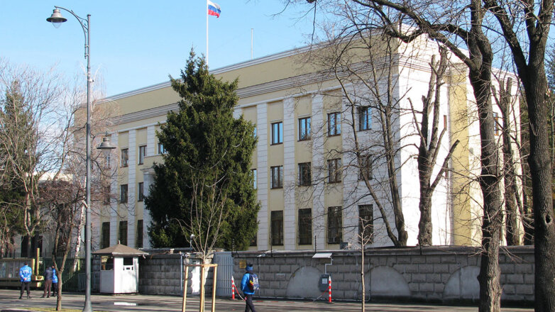 Протаранивший ограду посольства РФ в Бухаресте был осужден за издевательства над дочерью
