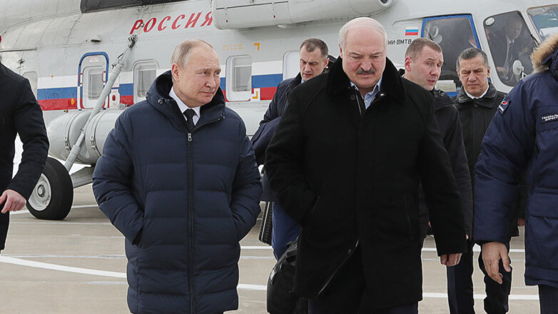 Президент РФ Владимир Путин и президент Белоруссии Александр Лукашенко на космодроме Восточный