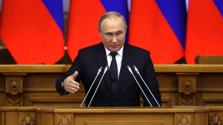 1070720 Президент России Владимир Путин жест трибуна