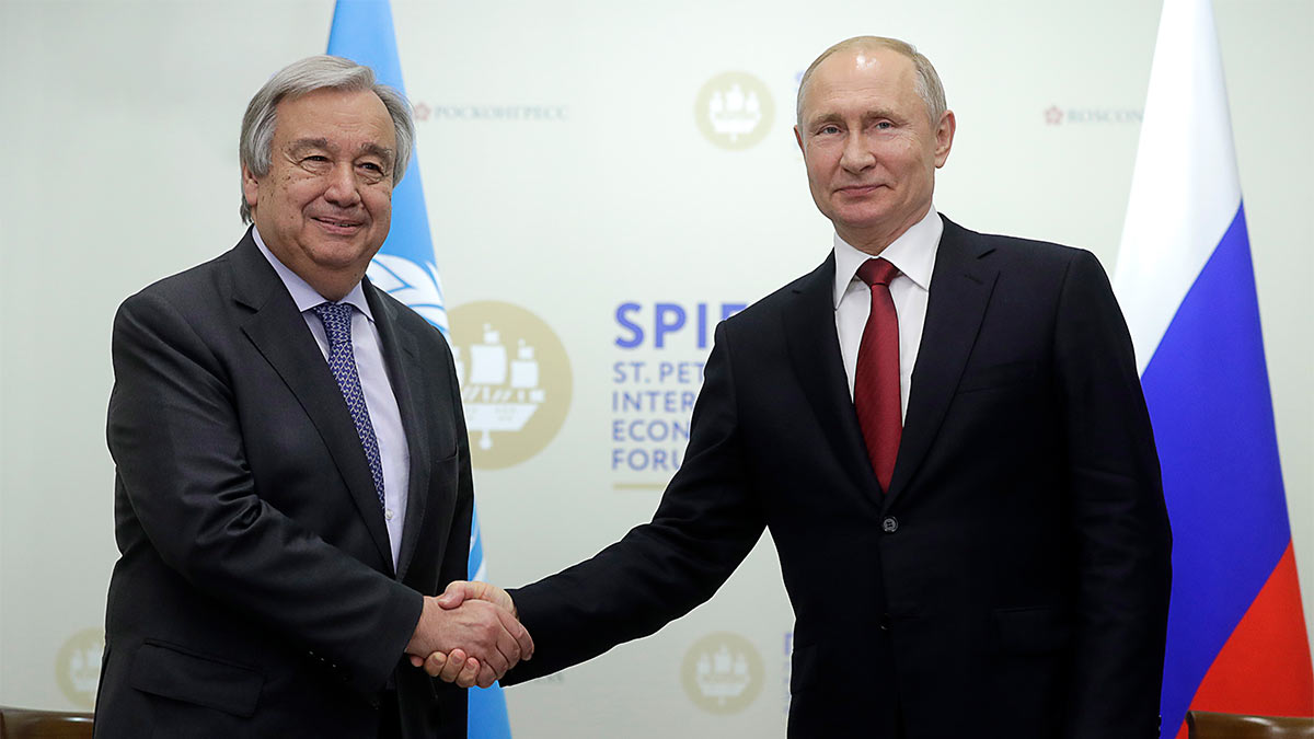 Генеральный секретарь Организации объединенных наций (ООН) Антониу Гутерреш (слева) и президент России Владимир Путин