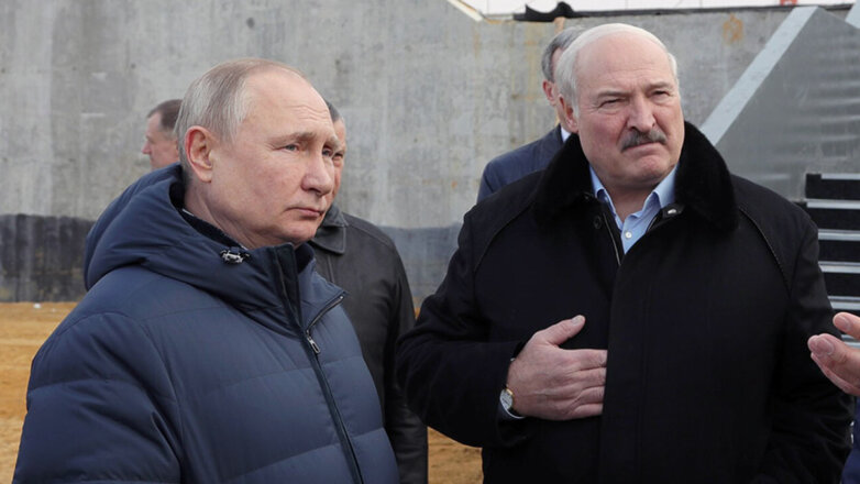 Президент РФ Владимир Путин (слева) и президент Белоруссии Александр Лукашенко (справа) во время встречи на космодроме Восточный