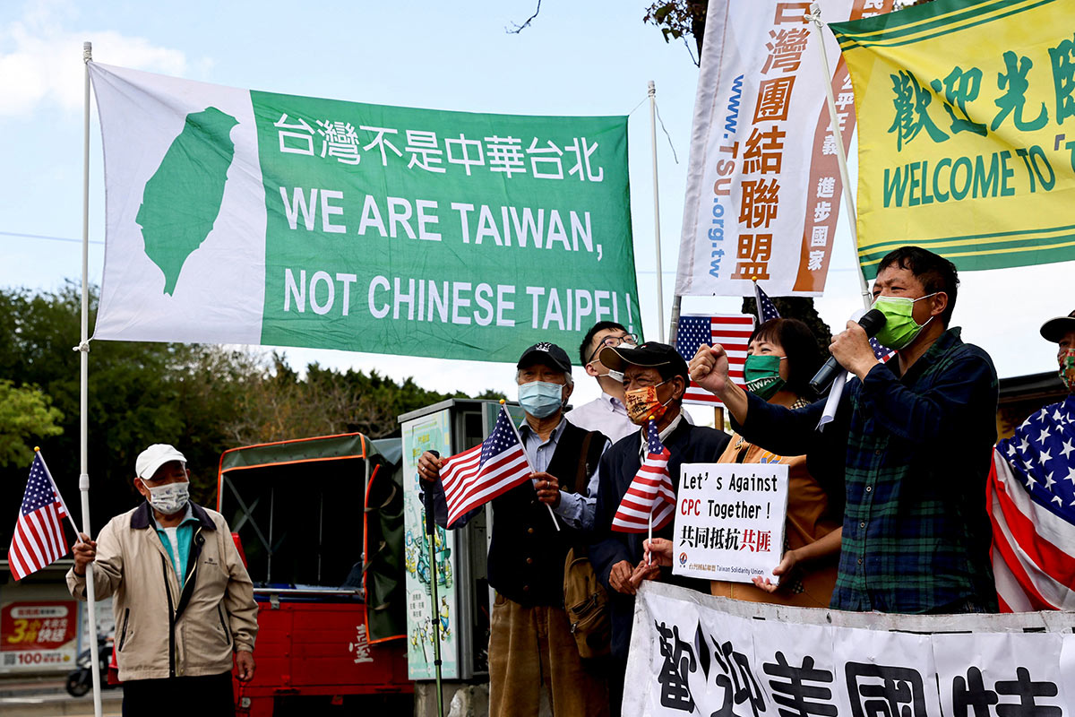 Представители протайваньской независимой группы приветствуют чиновников США, прибывающих в Тайбэй