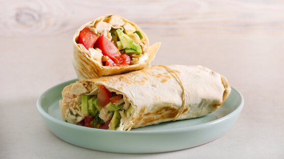 30 минут на кухне: рулет из лаваша с копченой курицей и плавленым сыром