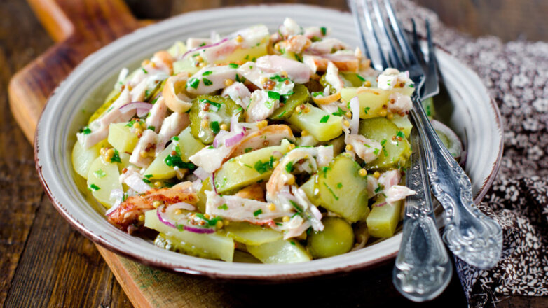Антикризисная кухня: салат с картофелем и солеными огурцами