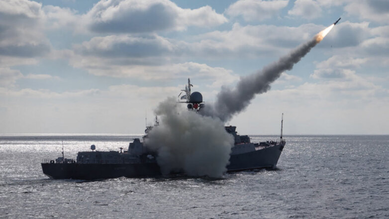 В Севастополе военный корабль отбил ракетную атаку