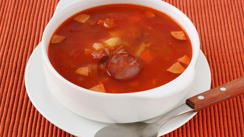 Антикризисная кухня: суп томатный с копчеными сосисками
