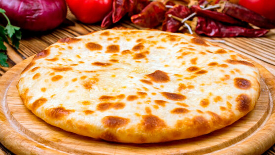 30 минут на кухне: быстрые сырные лепешки с ветчиной