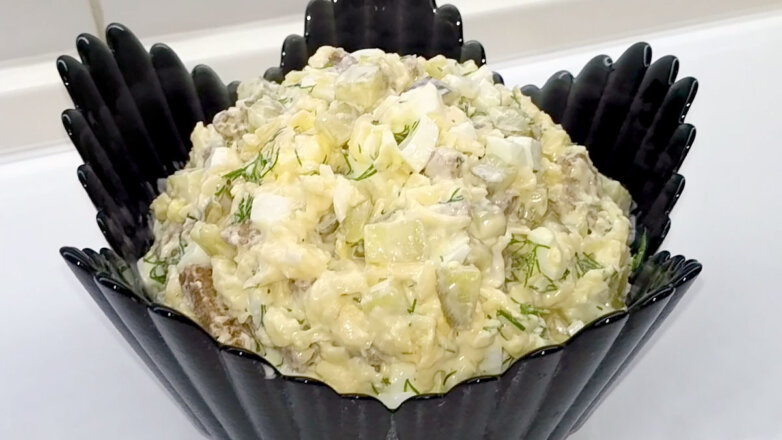 Антикризисная кухня: салат с сухариками и солеными огурцами