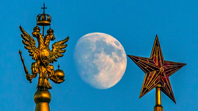 Двуглавый орел и кремлевская звезда на фоне луны