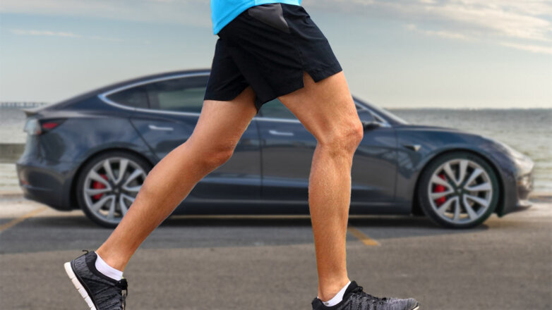 Мужчина пробежал больше, чем полностью заряженная Tesla Model 3