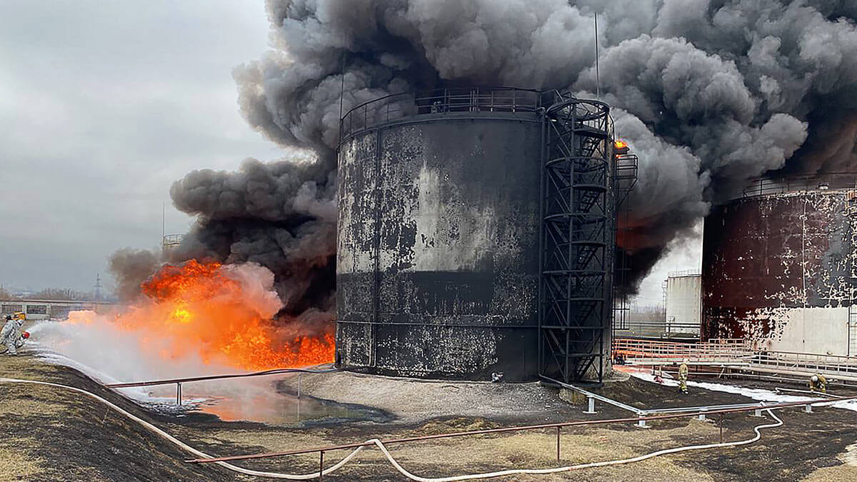 Тушение пожара на нефтяной базе ПАО "НК "Роснефть"