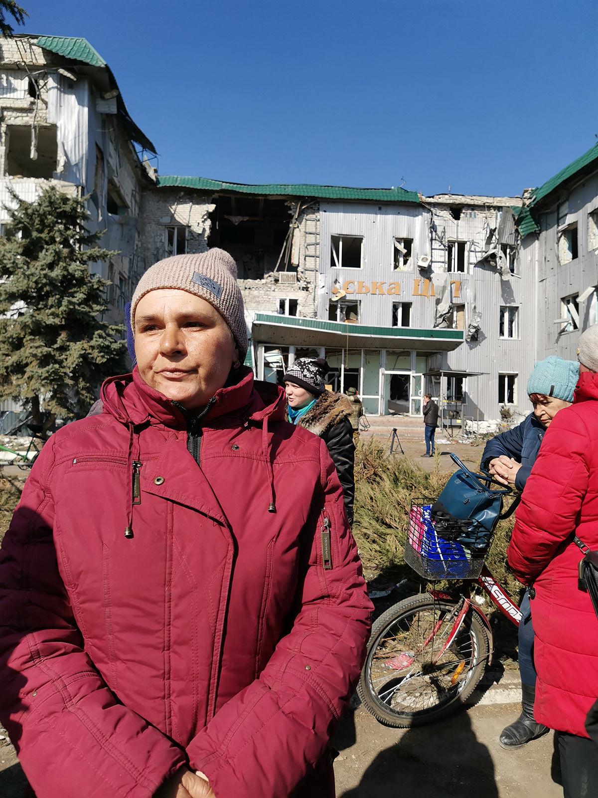 Жители Волновахи у разрушенного здания городской больницы